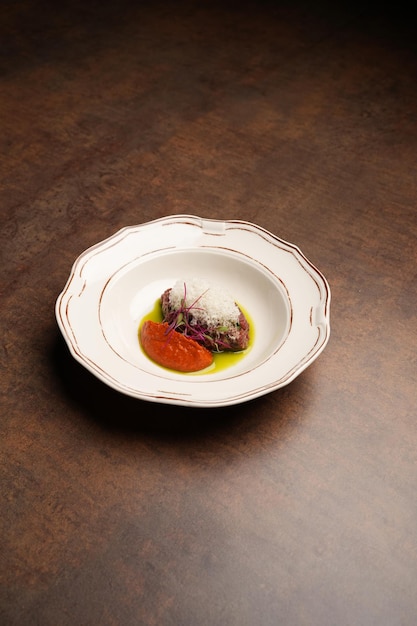 Тарелка с блюдом в центре