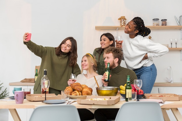 Улыбающиеся люди за столом